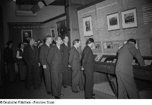Schwedische Delegation im Georgi-Dimitroff-Museum (heutiges Bundesverwaltungsgericht)