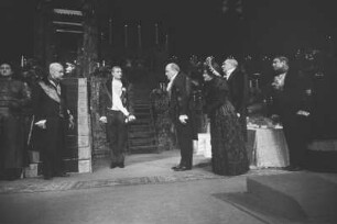 Szenenbilder aus "Der Drache", Märchenstück von Jewgeni Schwarz in der Inszenierung von Benno Besson (Ausstattung: Horst Sagert, Drachenfigur von Eduard Fischer). Deutsches Theater Berlin, 04.03.1965 : Mit Rolf Ludwig in der Hauptrolle und Eberhard Esche als Drachentöter Lanzelot
