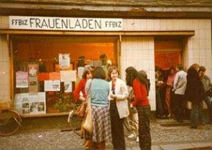 Mitarbeiterinnen und Gäste vor dem FFBIZ