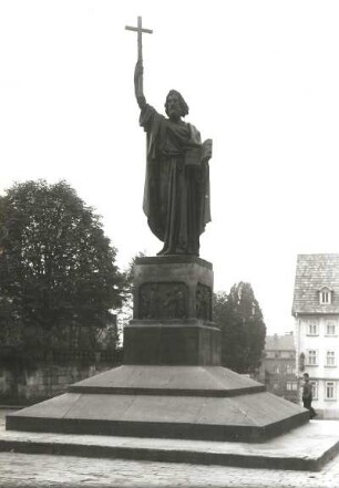 Fulda, Bonifatiusdenkmal : Fulda. Bonifatius-Denkmal (Bronze, 1842), Bonifatiusplatz
