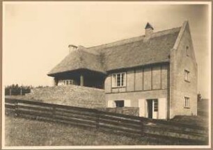 Sethe-Hof, Hiddensee-Kloster: Aussenansicht des reetgeddeckten Gebäudes Eingangsseite