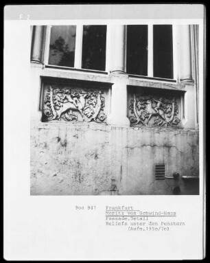Reliefs unter den Fenstern