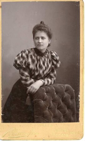 Studiofotografie einer Frau mit welligen Haaren
