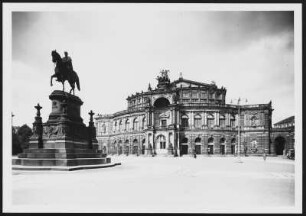 Dresden, Semperoper : Dresden-Altstadt. Semperoper (Staatsoper Dresden) am Theaterplatz und König-Johann-Denkmal