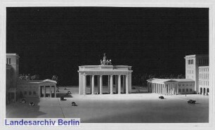 [Modellfotos zum Umbau des Brandenburger Tores mit freigelegtem Tor]