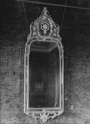 Spiegel : Spiegel. Holz, geschnitzt, vergoldet, Spiegelglas (um 1725). Moritzburg, Schloss
