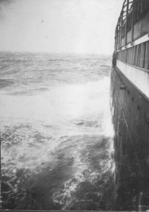 Gischt der Bugwelle eines Schiffes (wohl Hochseepassagierdampfer "Cleveland"). Blick von Bord längsschiffs