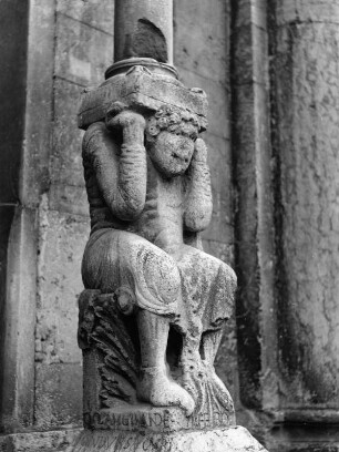 Rechte Trägerfigur des Vorbaus : Piacenza. Dom Santa Maria Assunta (1122-1233). Nördliches Westportal. Rechte Trägerfigur des Vorbaus