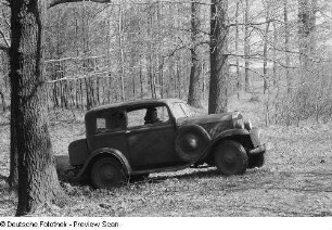 Renate Rössing fährt mit einem Opel 1,2 durch den Wald