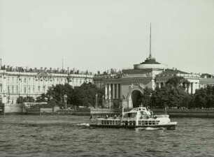 Russland, St. Petersburg, Motorfahrgastschiff