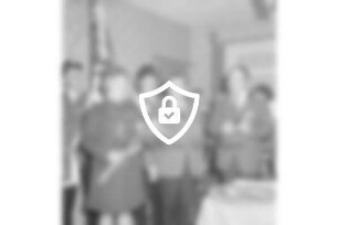 Schützenverein Redderschmiede von 1966 e.V.: Schützenfest: Redderschmiede: Schützenkönigin und Schützenkönig [Name maskiert] im Beisein weiterer Schützen und Fahnenträger: 13. [Name maskiert]