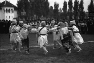 Craiova: Tanzgruppe, Mädchen in Hosen, Tulcea