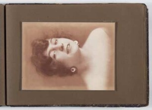 Albumseite mit Damenporträt : Großbürgerliches Familienalbum aus Berlin 1900-1930. Kartoneinband mit Kordelbindung; 25 x 36,5 x 2,5 cm (um 1910). Dresden: SLUB/DF 2017.D.102