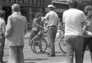 Verbotswidriges Fahrradfahren in der Fußgängerzone der Kaiserstraße