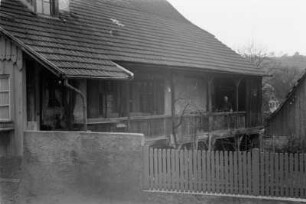Wohnhaus : Veranda vor einem Wohnhaus.