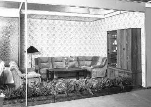 Ausstellungskoje mit Wohnzimmermöbeln des VEB Möbelkombinat Dessau