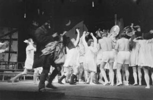 Szenenbilder aus der bayrischen Komödie "Astutuli" von Carl Orff. Mit Fred Düren als Gagler, Steffi Freund als Fundula, Carola Braunbock, Fritz Links, Georg Peter-Pilz u. a. Deutsches Theater Berlin, November 1958