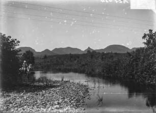 Am Fluss : Reiter an einem Fluss. Im Hintergrund Berge