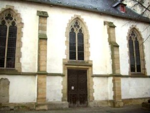 Langhaus (gotischer Neubau Jahr 1420 auf romanischem Vorgänger) über Traufseite Süd in Übersicht mit Strebepfeilern und Maßwerkfenstern
