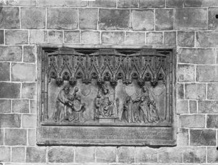 Grabtafel des Jakemars Hannecare (gestorben 1434) mit seinen Frauen Isabel du Pont (gestorben 1424) und Maigne Aubry (gestorben 1480); mit Darstellung des heiligen Jakobus