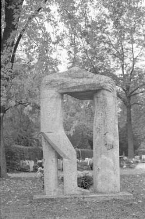 Mahnmal "Tor der Schmerzen" von Bildhauer Carl Egler in der Ehrenanlage für die Euthanasieopfer auf dem Karlsruher Hauptfriedhof