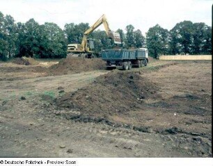 Baustelle Sächsische Landesbibliothek - Staats- und Universitätsbibliothek Dresden, Zentralbibliothek. Erdbau, Tieflöffelbagger bei Aushub der Baugrube im Nordostbereich : Dresden-Räcknitz, Zellescher Weg 18. Baustelle Sächsische Landesbibliothek - Staats- und Universitätsbibliothek Dresden, Zentralbibliothek. Erdbau, Tieflöffelbagger bei Aushub der Baugrube im Nordostbereich
