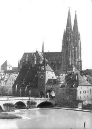Regensburg. Stadtansicht mit Steinerner Brücke, Dom St. Peter, Brückentor und Salzstadel. Blick von Nordwesten über die Donau