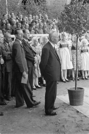 Festakt zur Grundsteinlegung für das Haus der Sorben, am 24.08.1947 in Bautzen. : Swjatočnosć połoženja zakłada Serbskemu domej, dnja 24.08.1947 w Budyšinje.