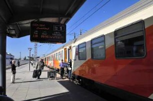 Fes - Schnellzug am Bahnsteig : Am Bahnsteig steht ein Schnellzug abfahrbereit. Aufgenommen in Fes am 28. Oktober 2010