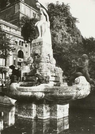 Frankfurt am Main, Märchenbrunnen : Frankfurt (Main). Märchenbrunnen (Nixenbrunnen, Muschelkalk, Marmor) vor dem Schauspielhaus