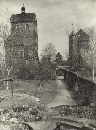 Burg Stolpen, Seigerturm (links) und Johannisturm (rechts). Im Vordergrund der vierte Hof