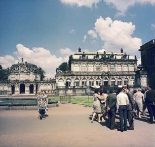 Dresden. Zwinger, Blick zum Wallpavillon und zum Französischen Pavillon