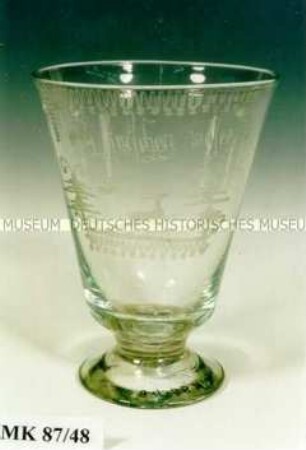 Becher mit Fuß und Schliffdekor: springender Hirsch und Aufschrift "nach frischem Wasser"