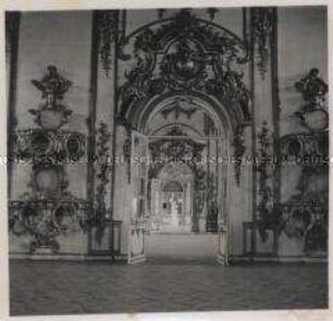 Wehrmachtssoldaten, Antiksaal des Katharinenpalastes in Zarskoje Selo, Durchblick durch drei Säle auf das Standbild Katharina II.