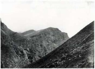 Cerro Rumicruz. Jujuy östlich Nevado de Chañi. Quarzit unter Schiefer einfallend