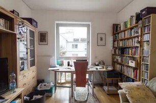 Arbeitszimmer von Benedikt Dyrlich (*1950) in seiner Mietwohnung in Dresden; sorbisch-deutscher Lyriker und Publizist
