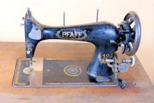 Haushaltsnähmaschine Pfaff Modell 12