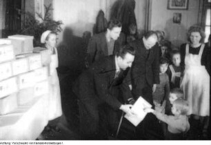 Deutsche Kriegsgefangene in Jugoslawien spenden Pakete für Kinder in Deutschland - die Volkssolidarität organisiert die Verteilung, 1948