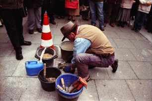 Hindenburgstraße 49: Stolpersteinverlegung für Hans Wöltje am 28. September 2010: Künstler Gunter Demnig verlegt Stolperstein