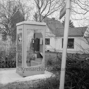 Lasbek-Gut: Lasbeker Straße, Ecke Haveruhm: Vandalismus an Telefonzelle: vorn rechts Straßenschild: dahinter Wohnhaus