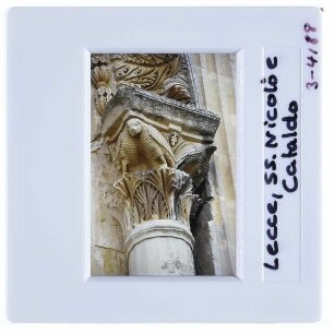 Lecce, Santi Niccolò e Cataldo : Detailansicht Hauptportal Kapitell rechts