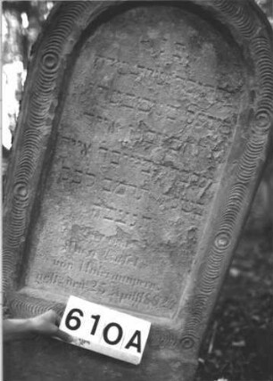 Grabstein 610 (Index: 99900679) Material: Sandstein Zustand: stark verwittert Maße HxBxT: 126x56x13 cm Beschreibung: Stele mit Rundbogenabschluss, umlaufendes Scheibenfries Symbolik: Scheibenfries: Grabstein 610A