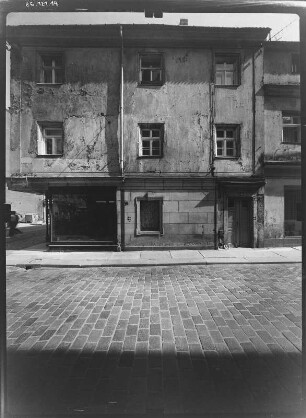 Pirna-Altstadt, Schuhgasse 10. Wohnhaus mit Laden. Straßenfront