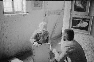 Höfgen. Akt-Pleinair 1979. Günter Rössler beim Hängen der Bilder