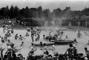 Badebetrieb im Turmbergbad.