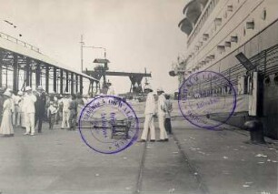 Touristen und Einheimische am Pier beim Passagierdampfer, vermutlich vor dem Einschiffen zur Weiterfahrt : Weltreisen. Indonesien. Touristen und Einheimische am Pier beim Passagierdampfer, vermutlich vor dem Einschiffen zur Weiterfahrt (vielleicht auf Java)