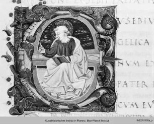 Buchseite mit Randbordüre, Textfeld und historisierte Initiale E mit der Darstellung des Eusebius Caesariensis - De evangelica preperatione