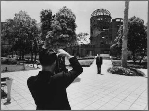 Zwei Männer vor dem Friedensdenkmal in Hiroshima