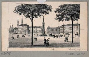 Blick auf den Postplatz in Dresden nach Osten, Bildmitte der Cholerabrunnen, links die Türme der Sophienkirche, rechts das Postgebäude