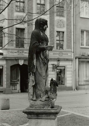 Stehende weibliche Figur mit Hund